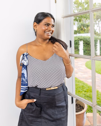 VALLEY V-NECK THANG TOP